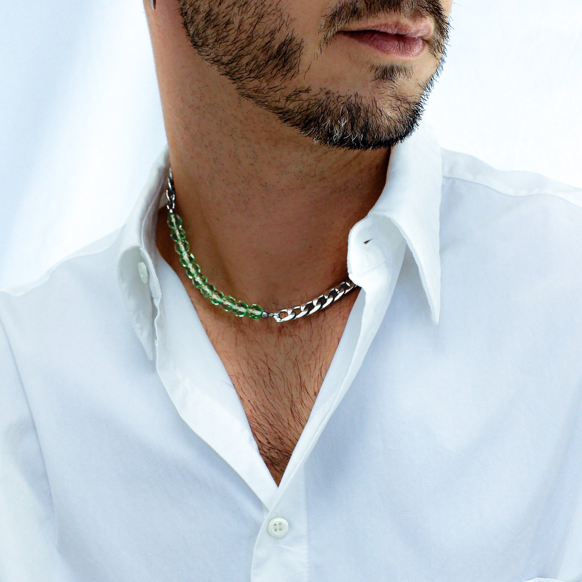 Azure Collection Banner Foto mit dem männlichen Model Jerome Dureault, welches eine SOIRA Halskette und Armband trägt. Weiß gekleidet und weißer Hintergrund