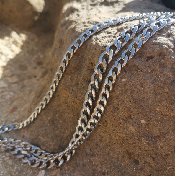 soira handcrafted jewlry from berlin, detail photo of stainless steel chain on stone
